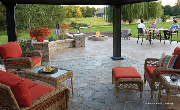 Patio featuring Fresco wall system with Charleston and Slaton Plus Random paving systems